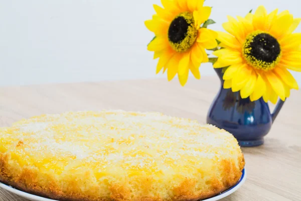 Gâteau et fleurs — Photo