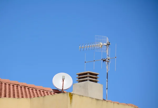 Antenas e chaminé — Fotografia de Stock