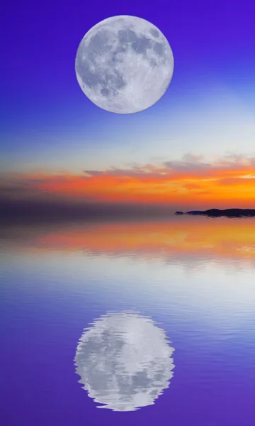 Månens reflektion — Stockfoto