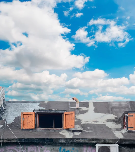 Roof under clouds — Stock Photo, Image