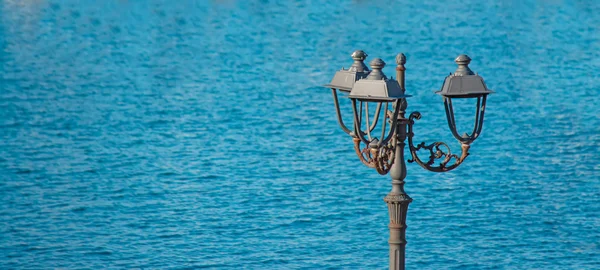 Poste de luz junto ao mar — Fotografia de Stock