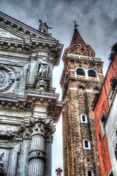 Campanario e iglesia — Foto de Stock