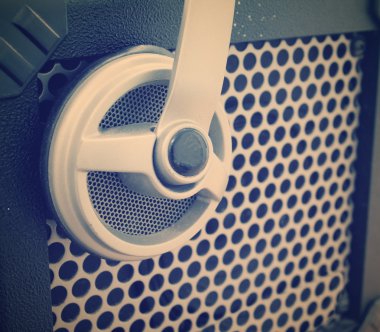 bir gitar amplifikatör ızgara üzerine bir kulaklık ile yakın çekim