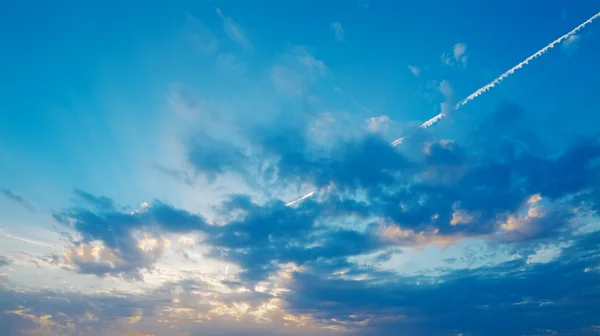 Coucher de soleil avec nuages — Photo