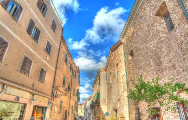 Az Alghero óvárosának egy tiszta nap keskeny utca — Stock Fotó