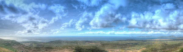 Panoramisch zicht van Alghero kustlijn op een bewolkte herfst dag — Stockfoto