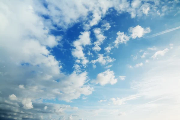 Azul e branco nebulosidade — Fotografia de Stock