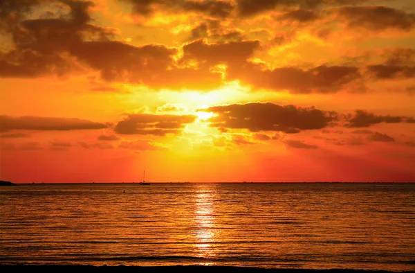 Röd himmel i Alghero strandlinjen — Stockfoto