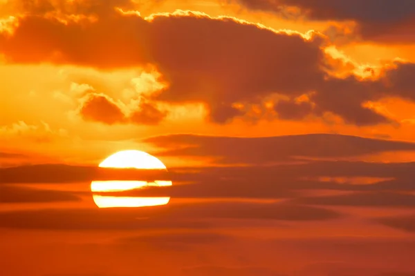Яркое солнце в оранжевом небе — стоковое фото