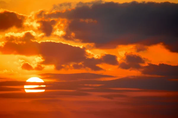 Jasné slunce v orange sky — Stock fotografie