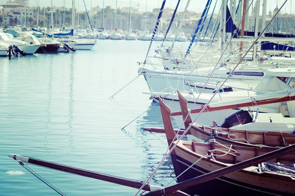 Barche nel porto di Alghero in tono vintage — Foto Stock