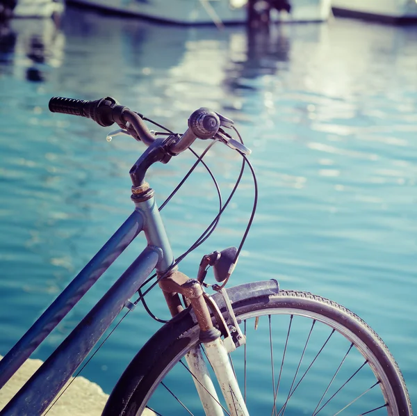 Zabytkowych rowerów przez morze w Alghero — Zdjęcie stockowe