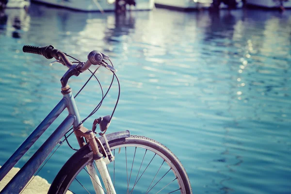 Bicicletta vintage in riva al mare ad Alghero — Foto Stock