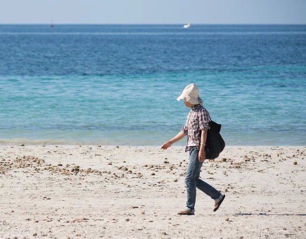Masajista caminando en la playa — Foto de Stock