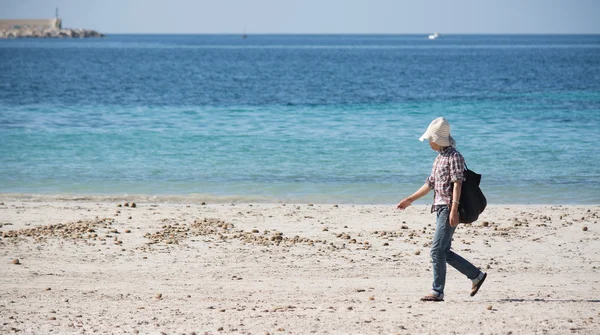 Masajista caminando en la playa — Foto de Stock