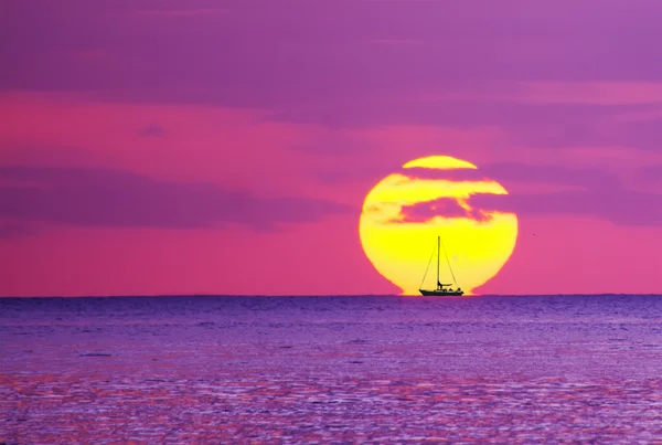 Båtar silhuett mot solen — Stockfoto