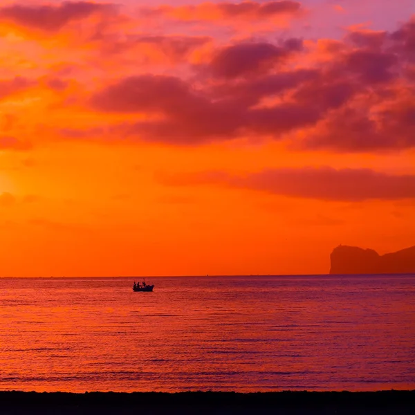 Båt silhuett i en orange solnedgång — Stockfoto