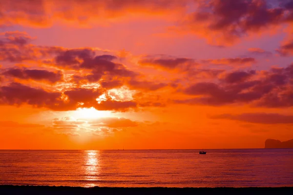 Silhouette bateau dans un coucher de soleil orange — Photo