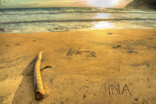 Фарфор написан на песке на закате — стоковое фото