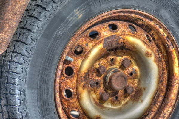 Close up  of an old, rusty wheel in hdr — Stock Photo, Image