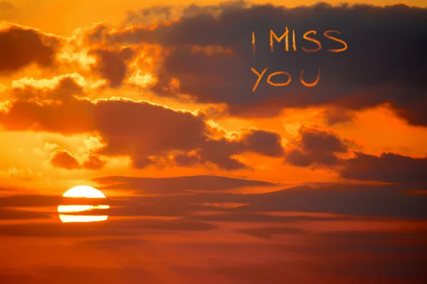 Jag saknar dig skriftligt vid solnedgången — Stockfoto