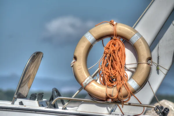 Rettungsboje auf einer Bootsseite in hdr — Stockfoto