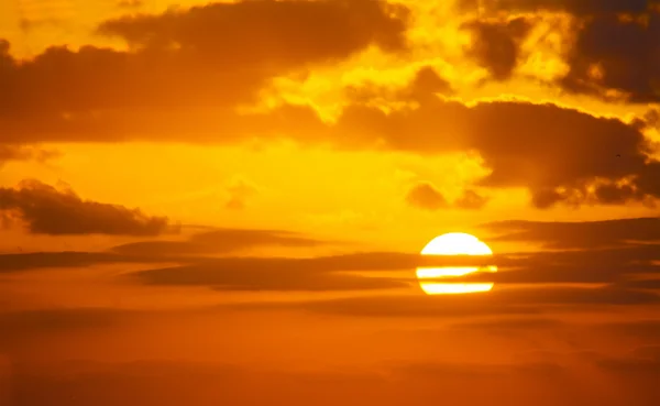 Cielo arancione con un sole splendente — Foto Stock