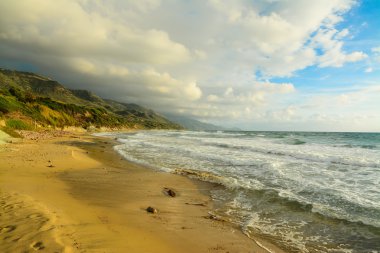 dalgalar ve kum La Speranza Beach