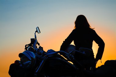 gün batımında klasik motosiklet ve kız siluet