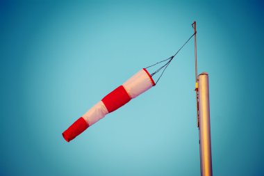 Winf çorap vintage sesi mavi gökyüzü altında yakın çekim