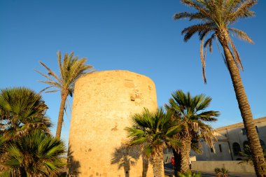 avuç içi ile savunma Kulesi