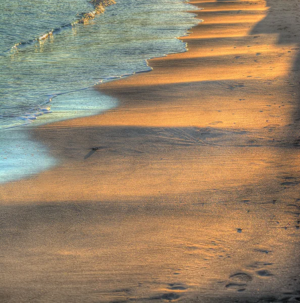 在明亮的阳光，在夕阳下的波浪砂 — 图库照片