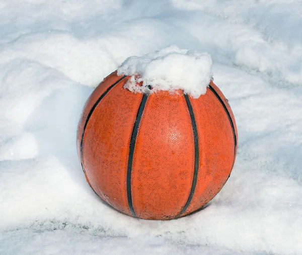 Bola e neve — Fotografia de Stock