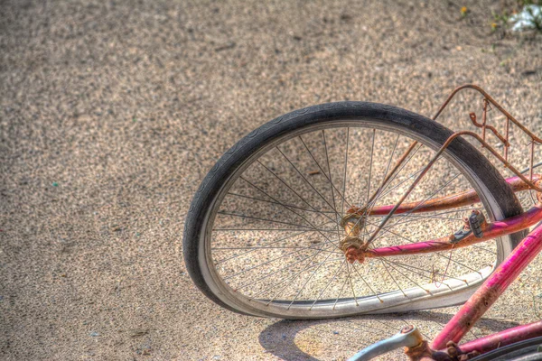 在 hdr 色调映射的自行车车轮 — 图库照片