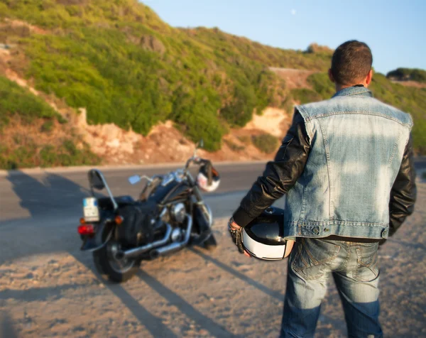 Motociclista e motocicleta na beira da estrada — Fotografia de Stock