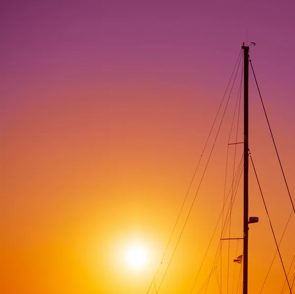 Silhouette de mât de bateau sur une nuit colorée — Photo