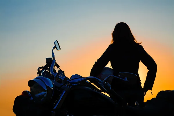 Moto classique et silhouette fille au coucher du soleil — Photo