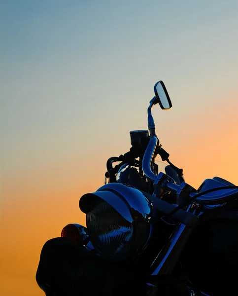 Perto de um farol de motocicleta clássico ao entardecer — Fotografia de Stock
