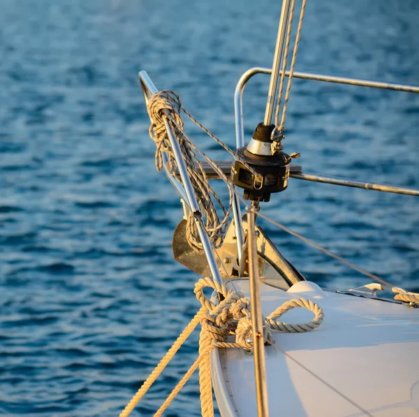 Båt knuten till dock — Stockfoto