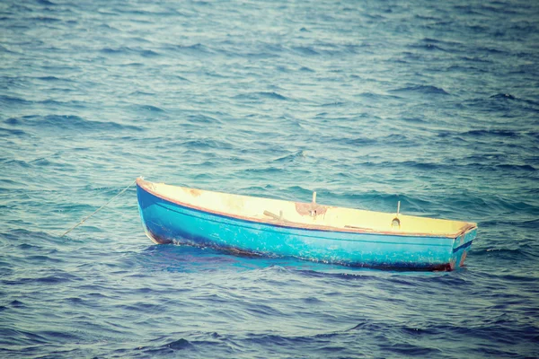 Bateau vintage dans la mer — Photo