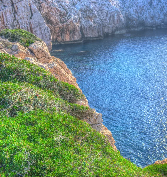 Skaliste wybrzeże w Capo Caccia w hdr — Zdjęcie stockowe