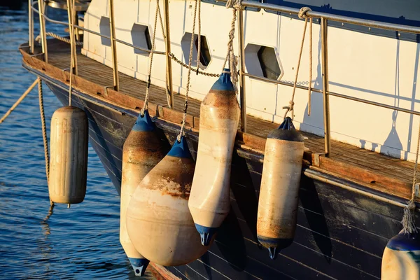 Verschillende fender op een houten boot — Stockfoto