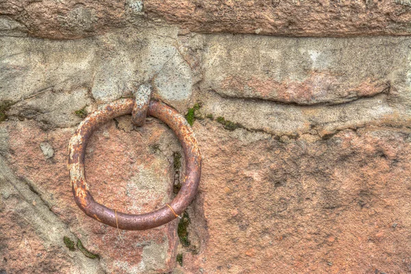 Starý kovový kruh v rustikální stěna — Stock fotografie