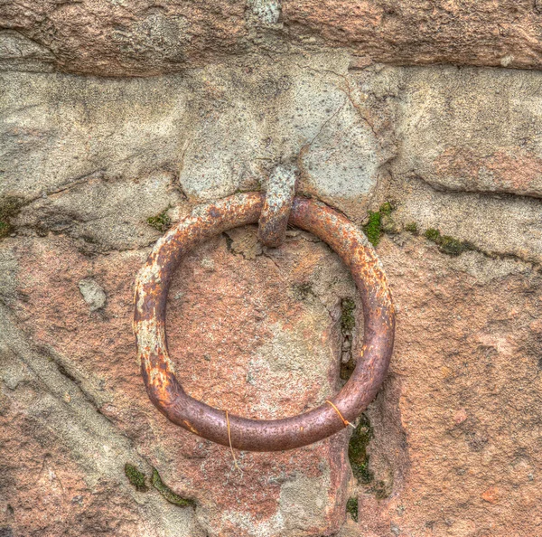 Old metal ring in a rustic wall — Stock Photo, Image