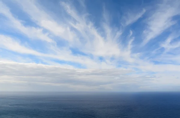 Blaues Wasser unter bewölktem Himmel — Stockfoto