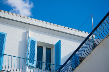 renkli gökyüzü altında mavi pencere
