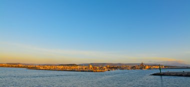 Alghero mavi gökyüzü altında panoramik