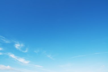 Mavi gökyüzünde beyaz bulutlar