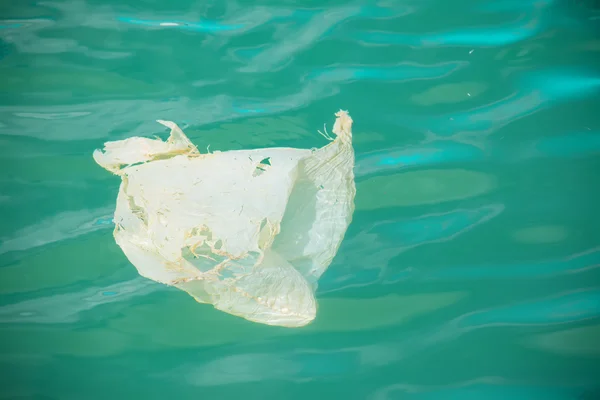 Suda yüzen beyaz plastik torba — Stok fotoğraf