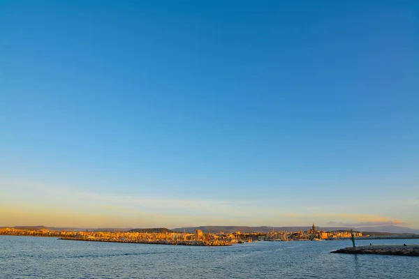 Panoramic view of Alghero under a blue sky — Stock Photo, Image